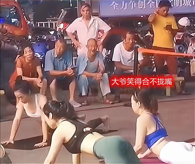 男人星空体育官网至死是少年！湖北女孩大街上练瑜伽遭一群男生围观(图2)