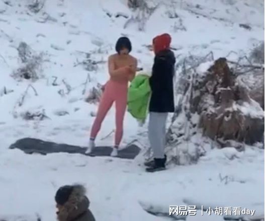 零星空体育下20度！吉林一女网红衣着单薄在雪地中练瑜伽(图2)