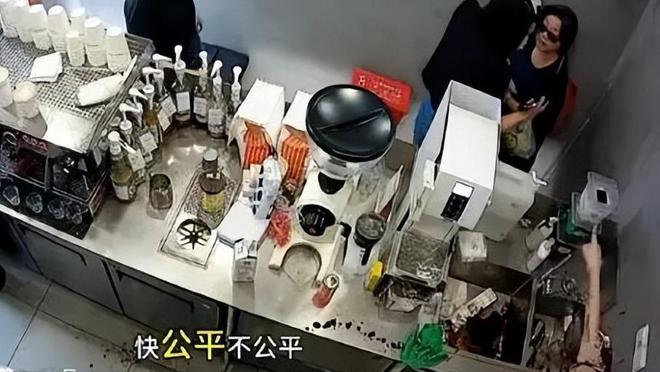 冲星空体育上热搜的“咖啡店内120秒”发疯视频炸出多少高高在上的巨婴(图16)