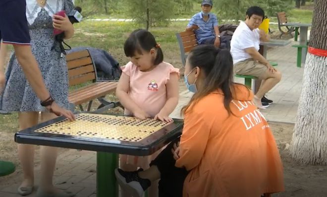 广电关星空体育官网注 智能健身器材亮相我市人民公园(图4)