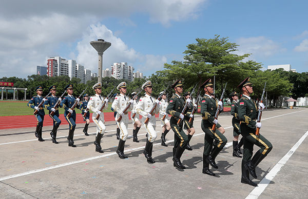 香江之畔谱写“红军连”青春赞歌——驻香港部队某旅装步一连坚定举旗铸魂忠实履行使命(图1)