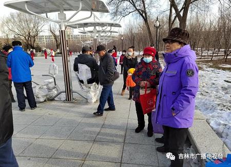 我市人民广场新增新型星空体育官网智能健身器材约吗？(图3)