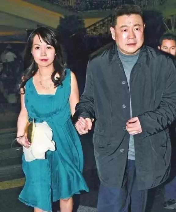 吕丽君星空体育官方入口：交好李嘉诚儿媳和教练合体练瑜伽日子过得比甘比自在(图3)