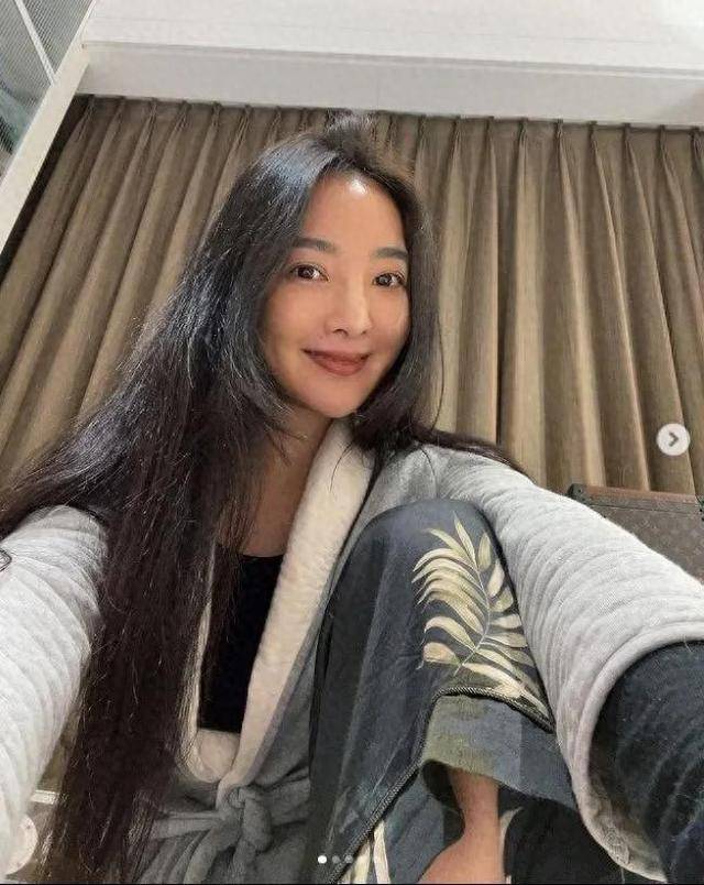 曹格离婚的43岁老婆吴速玲多迷人？去健身惊星空体育App下载艳众人教练表情亮了(图1)