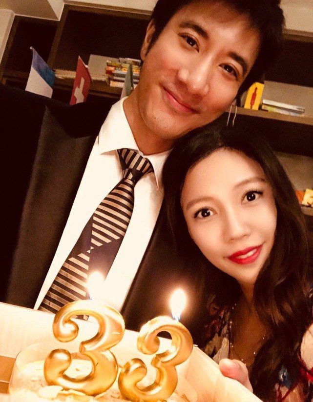 李靓蕾带孩子练瑜伽姐星空体育官网弟三人四脚朝如同行大礼俩女儿像双胞胎(图1)